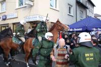 Polizeireiter greifen mit Schlagstöcken an