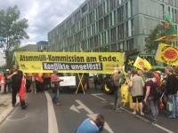 Protestaktion zur Berichtsübergabe