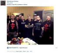 Backstage Foto mit den Bandmitgliedern Mokhalok und Gurkov zusammen mit Milizionären von Azov sowie Neonazis von Misanthropic Division