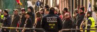 Alter Mann (6 - links) und weitere Person (7 - rechts) bei Pegida am 15. März