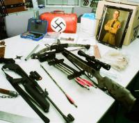 Die Kof­fer­bombe vom Thea­ter­platz und bei Neo­nazis beschlag­nahmte Waffen auf einem Bild des LKA Thü­ringen, 1998