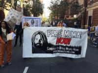 Protestierende in orangen Gefangen Overalls nähern sich Gouverneur Corbett in Philadelphia