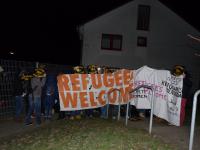 Sitz-Blockade vor dem Nebeneingang