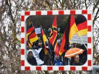 Demo eines Pegida-Ablegers in Mainz – kommt es vor dem Freiburger Konzerthaus zu ähnlichen Szenen? Foto: dpa