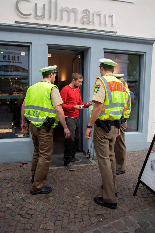 Am Rande der Demonstration provozierte der Mann im roten Oberteil durch wiederholtes Zeigen des Hitlergrußes. Die Polizei wurde erst aktiv, als von Demoteilnehmer_innen gedroht wurde, sich selbst um den Nazi zu kümmern. Am Rande der Demonstration provozierte der Mann im roten Oberteil durch wiederholtes Zeigen des Hitlergrußes. Die Polizei wurde erst aktiv, als von Demoteilnehmer_innen gedroht wurde, sich selbst um den Nazi zu kümmern.