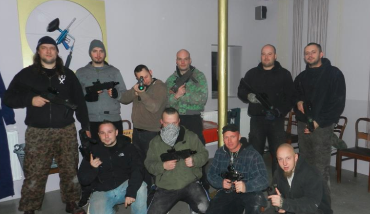 „NSU reloaded“ (2012) – Neonazis der Hausgemeinschaft Jonastal (HGJ), 2.v.r. Mario Kelch, 1.v.r. Steffen Mäder, links der Haupttäter im Ballstädt Verfahren Thomas Wagner