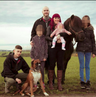 Braunes Familienfoto (v.l.n.r.): Marvin Wedel, Andreas Stauter, Ivonne Wedel