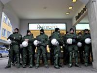 Bei der Demonstration gegen den Nato-Gipfel war die Polizei stark vertreten. Das wird wohl auch am Samstag der Fall sein.