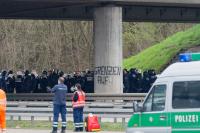 Grenzen auf – Kessel unter der Autobahnbrücke