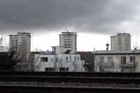 Blick auf die Hochhäuser in der Schönbergstraße vom Bahndamm vor der KTS