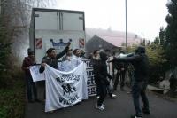 Der LKW mit den Lebensmittellieferungen fährt ab, die Demonstration läuft los