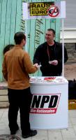 NPD Infostand HN 11.5.2013, hinter dem Tisch Matthias Brodbeck, davor Daniel Reiß