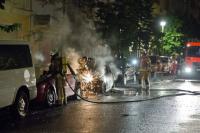 Die Feuerwehr im Einsatz kurz nach den nächtlichen Attacken in der Rigaer Straße in Friedrichshain. Foto: ABIX