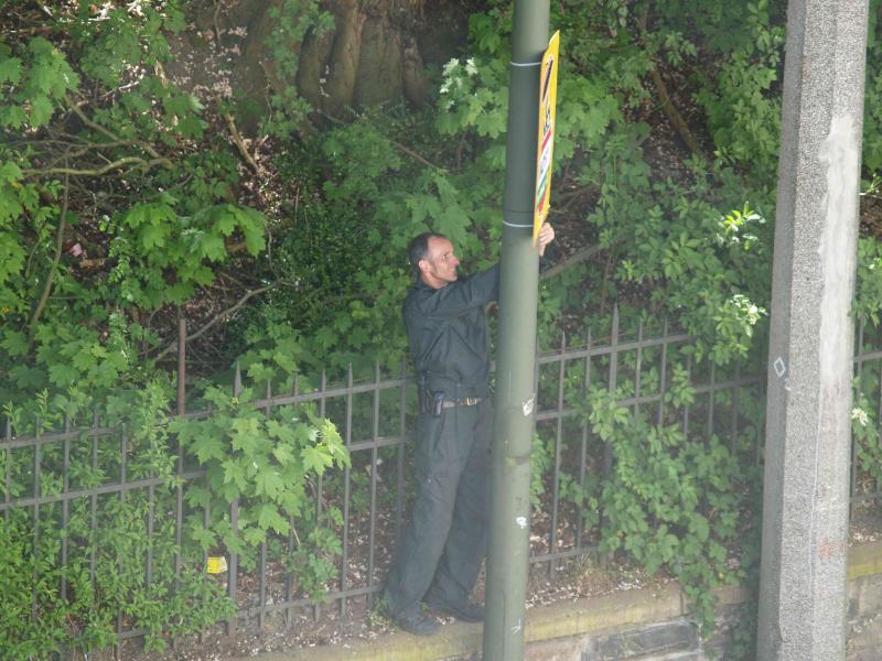 1. Mai 2007 die Polizei in Dortmund hängt auf der Naziroutestörende Antifa-Plakate ab I (Foto: Azzoncao)