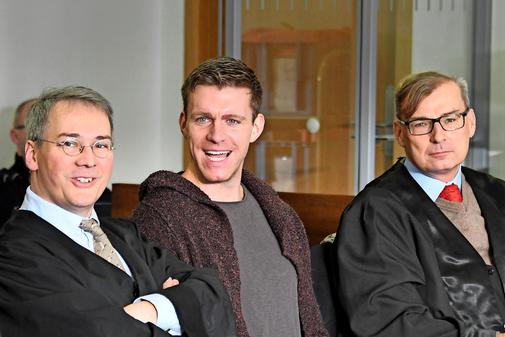 Rechtsanwalt Jens-Michael Knaak (l-r), der angeklagte NPD-Politiker Maik Schneider und Rechtsanwalt Ulli Herbert Boldt.Quelle: dpa-Zentralbild