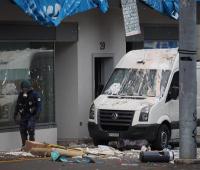 In Vollmontur machte sich die Kantonspolizei Bern am frühen Mittwochvormittag auf, um die besetzte Liegenschaft an der Effingerstrasse 29 zu räumen. Dabei stiessen sie auf heftige Gegenwehr.