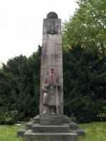 November 2009: Kriegsdenkmal in Langendreer mit roter Farbspur versehen