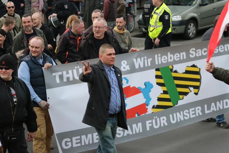 Auch Thügida präsentierte sich mit einem eigenen Transparent, darunter Alexander Kurth, Bundesvorstandsmitglied der Kleinstpartei „Die Rechte“ sowie der Vorsitzende von Thügida, David Köckert. © apabiz Auch Thügida präsentierte sich mit einem eigenen Transparent, darunter Alexander Kurth, Bundesvorstandsmitglied der Kleinstpartei „Die Rechte“ sowie der Vorsitzende von Thügida, David Köckert. © apabiz