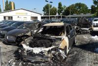 Insgesamt sieben Fahrzeuge sind bei der Brandstiftung in einem Leipziger Jaguar-Autohaus beschädigt worden.