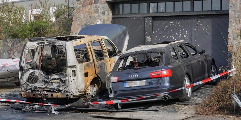 Zwei der ausgebrannten Autos in Blankenese.