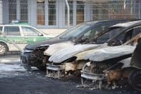 Beim Hauptzollamt in Leipzig gingen in der Nacht zu Neujahr acht Autos in Flammen auf.