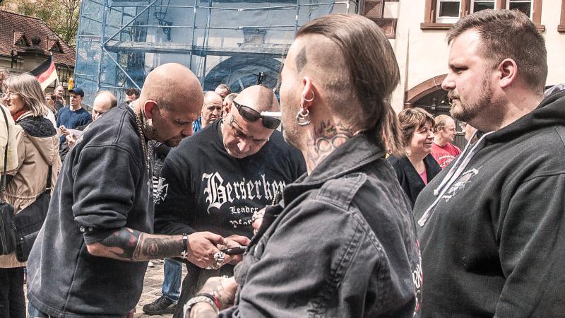 Markus Ganter (links) aus St. Georgen mit dem einschlägig bekanntem Sascha Palosy von den "Berserkern Pforzheim" beim Auftritt Lutz Bachmanns bei "SBH-Gida" am 26. April.