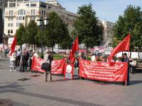 Wir haben selbst erfahrender Arbeit Frohngewaltin düstren Kinderjahrenund wurden früh schon alt.Sie hat an unserm Fuß geklirrt,die Kette, die nur schwerer wird.Wach auf, du junge Garde des Proletariats!Wach auf, du junge Garde des Proletariats!