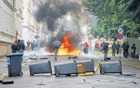 Mülltonnen als Barrikaden, die zum Teil angezündet wurden, sollten den Demonstrationszug der NPD stoppen. Die Polizei räumte jedoch alle Hindernisse aus dem Weg, ging auch bei einer Sitzblockade an der Uhlandstraße nicht zimperlich vor. Fotos: Dirk Knofe 