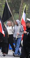 Sinsheim (April 2014): Gabriel Reiß mit Kapuzenpulli und Fahne. Links neben ihm: René Schrade ("Blood & Honour")