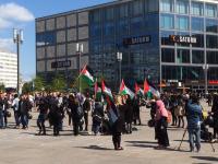 Beginn des Flashmobs auf dem Alexanderplatz am Nachmittag, Berlin,