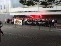 Nazi-Mob am Synagogenplatz in Aachen, kurz vor dem Angriff auf einen Antifa. Aufgenommen am 04.07.2014.