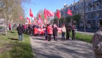 Aufstellung der Demonstration am Oktoberplatz, in der ersten Reihe der Genosse Jurtschenko, dahinter der Block der kommunistischen Jugendbewegung