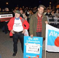 Nicht nur inhaltlich nah beisam­men: AfD, NPD und Sagesa auf einer AfD – Kundge­bung. Foto: Saar­brücker Zeitung