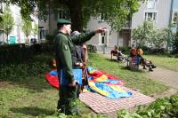 [FR] 1.Mai: Harry Hochuli verzögert den Aufbau einer Kinderhüpfburg (Quelle: AG Freiburg)