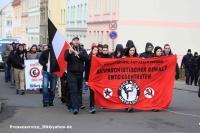 Verwirrte und pubertierende Kinder beim Naziaufmarsch