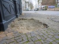 Aufgerissenes Straßenpflaster am Südplatz. Von hier starteten die Autonomen ihren ersten Angriff.