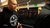 Chris in einem Beitrag des MDR ca. 2013/2014. Gut zu erkennen ist auch der "Skinheads gegen Rassismus" Pullover. Damals anscheinend noch Antirassistisch.