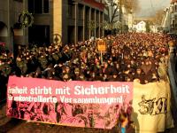 13.12.2008, Wie immer unangemeldet zogen 2.500 Menschen auf einer KTS-Demonstration gegen das geplante, aber letztendlich verhinderte baden-württembergische Versammlungsgesetz durch die Freiburger Innenstadt.