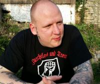 Keven Langner, Kandidat bei der Landtagswahl, im T-Shirt der "Blood & Honour"-Nachfolgeorganisation "Furchtlos und Treu"