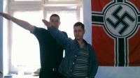 Hasselbach zeigt Hitlergruß vor Hakenkreuz-Flagge