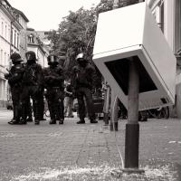 11.07.2009, Bullen im Grün: Bei einer antikapitalistischen Demonstration anlässlich des G8-Gipfels in Italien kam es auch in Freiburg zu Sachbeschädigungen.