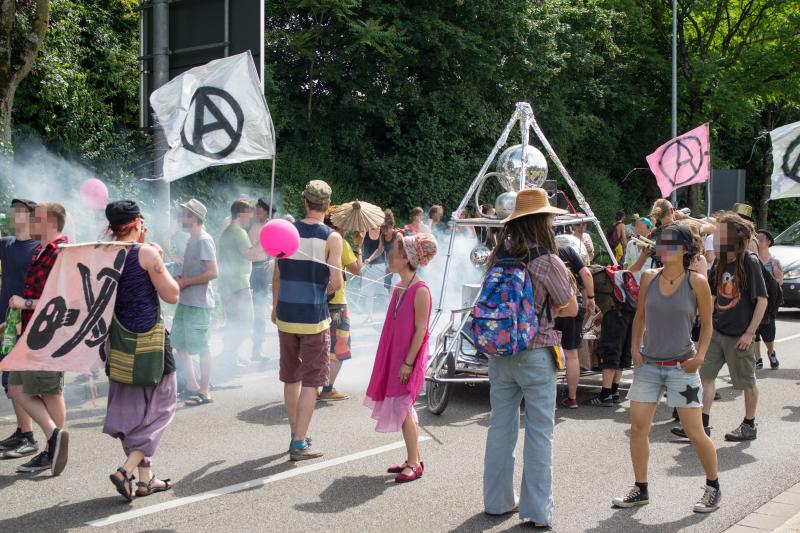 Straßenparty mit dem Kosmischen Käfer trotz Bullenstress an der KTS