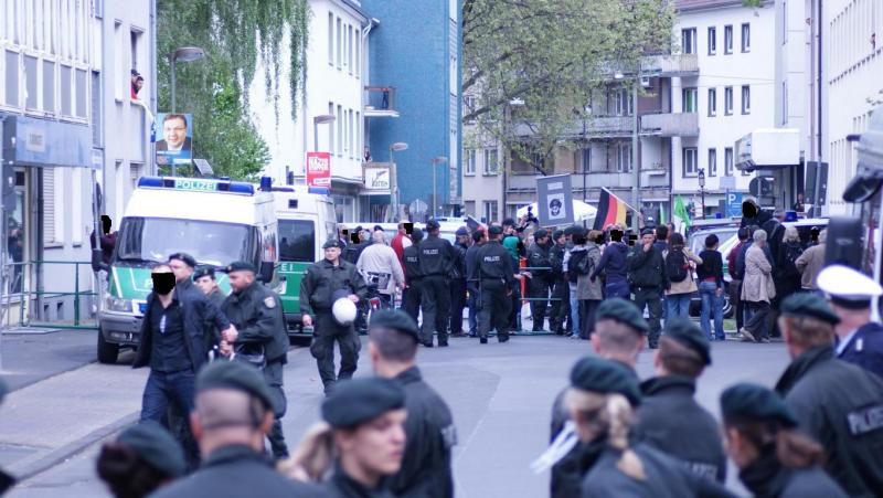 Tumult und Abführung eines Gegendemonstranten