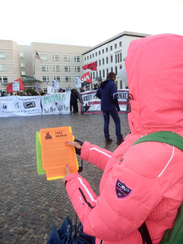 FREE MUMIA Protest am 2. April 2015 vor US Botschaft am Pariser Platz / Brandenburger Tor