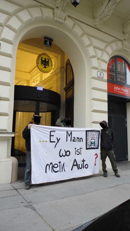 Transpi vor der Deutschen Botschaft in Wien