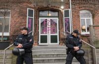 Beschmierte Türen und immer wieder Demonstrationen: Polizeibeamte mussten das Gasthaus in Aukrug vor Übergriffen schützen.