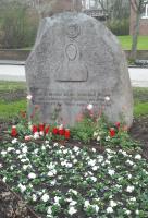 Zum Gedenken an die Sinti und Roma aus Schleswig-Holstein, die dem Völkermord der Nazis zum Opfer fielen