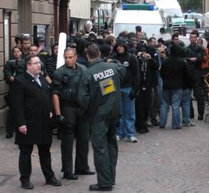 Bei Neonazi-Aufmärschen in der ersten Reihe: NPD-Chef Alexander Neidlein (li.).