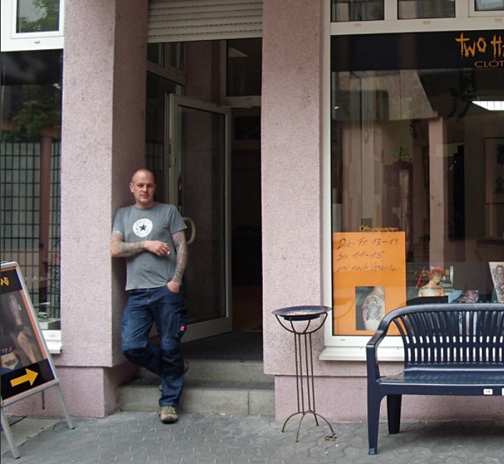 Hammerskin Arnd Rademacher vor seinem Tattoo-Laden „Tattoo Two Hands“ in Frankenthal