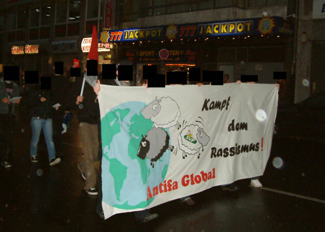 Transparent "Kampf dem Rassismus! - Antifa Global"